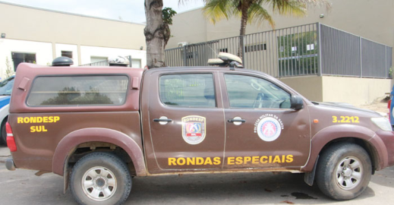 Clima de tensão em Barrolândia: homens armados desfilam pelas ruas com fuzis 4 3 10