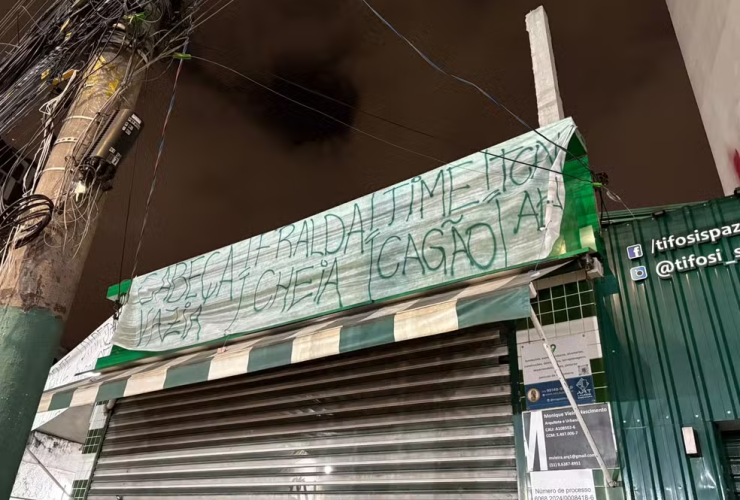 "Cabeça vazia, fralda cheia", torcedores do Palmeiras protestam após queda 15 3 4
