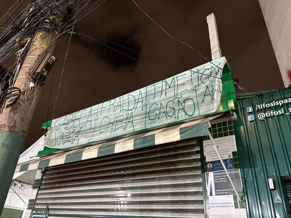 "Cabeça vazia, fralda cheia", torcedores do Palmeiras protestam após queda 1 3 4