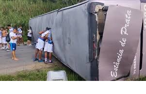 Acidente com ônibus da torcida bamor do Bahia na BR-101 deixa feridos e expõe Irregularidades 6 4 1