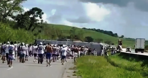 Acidente com ônibus da torcida bamor do Bahia na BR-101 deixa feridos e expõe Irregularidades 4 5 1