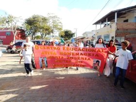 Centro Educacional Ativa desfila em homenagem a sua fundadora e aos 40 anos educando itapebienses 27 DSCN1259