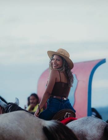 Público lota Parque de Exposições no encerramento da festa de 67 anos da cidade e da 38ªExpoItapebi 12 Imagem do WhatsApp de 2025 08 18 as 11.21.35 9d6e7b37