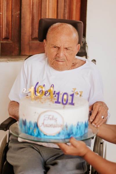 Aniversário de 101 anos: A celebração de uma vida, 'Seu' Adelson comemora mais um ano ao lado da família 4 Imagem do WhatsApp de 2025 08 31 as 09.40.29 58e00986