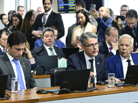 Imprensa e Povo Venceram: A mobilização nacional forçou o Congresso a rejeitar a impunidade, reforçando a base da democracia. 12 002 1