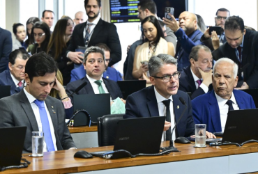 Imprensa e Povo Venceram: A mobilização nacional forçou o Congresso a rejeitar a impunidade, reforçando a base da democracia. 12 002 1