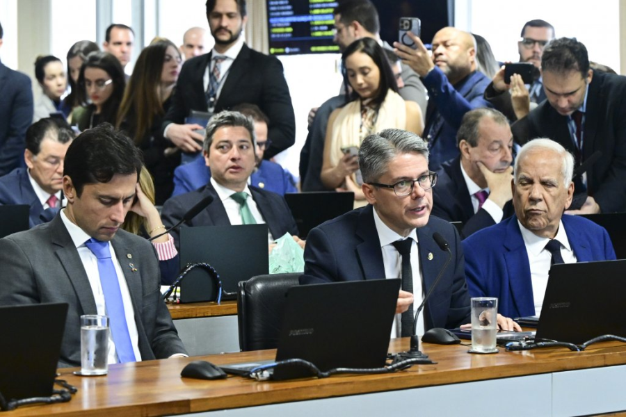 Imprensa e Povo Venceram: A mobilização nacional forçou o Congresso a rejeitar a impunidade, reforçando a base da democracia. 1 002 1