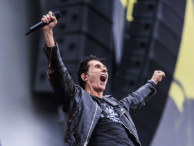 Capital Inicial faz show com hits e levanta a bandeira contra a 'PEC da impunidade' 3 1 42