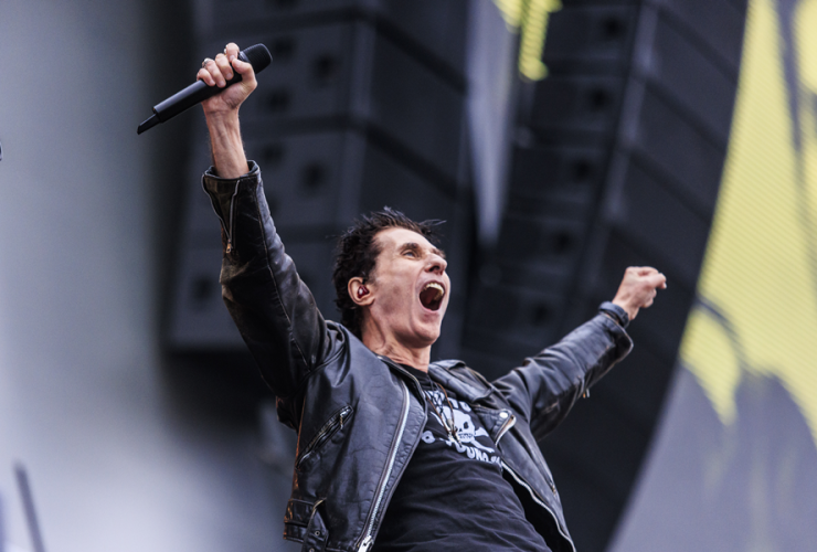 Capital Inicial faz show com hits e levanta a bandeira contra a 'PEC da impunidade' 27 1 42