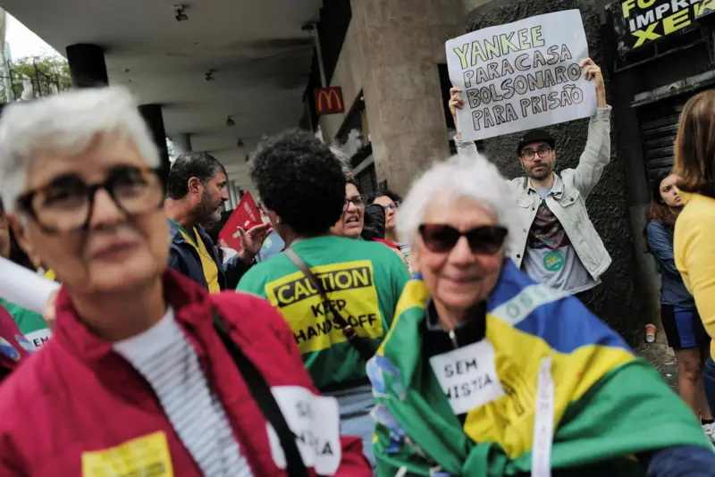 O que disse imprensa internacional dos atos do 7 de setembro: '2 Brasis medem forças antes do veredito sobre Bolsonaro' 1 2 12