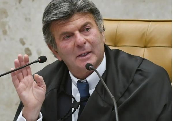 Absolvição de Bolsonaro: Fux vota contra condenação por organização criminosa 4 2 19