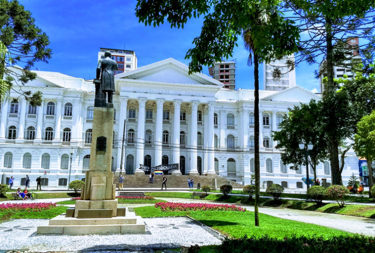 Filha de ministro do STF é alvo de ofensas em campus universitário 18 2 27
