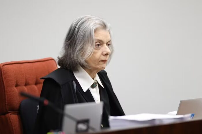 "STF retoma julgamento de Bolsonaro às 14h com voto de Cármen Lúcia no centro das atenções" 4 3 2