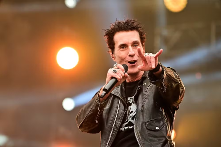 Capital Inicial faz show com hits e levanta a bandeira contra a 'PEC da impunidade' 4 4 7