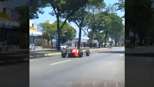 Homem é filmado pilotando réplica de F1 usada por Ayrton Senna em avenida movimentada 4 01 1