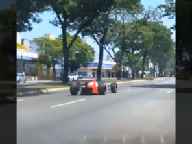 Homem é filmado pilotando réplica de F1 usada por Ayrton Senna em avenida movimentada 3 01