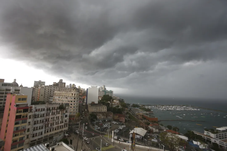 Chuva intensa provoca alagamentos e risco de desabamento em Salvador; confira os bairros mais atingidos 1 1 52