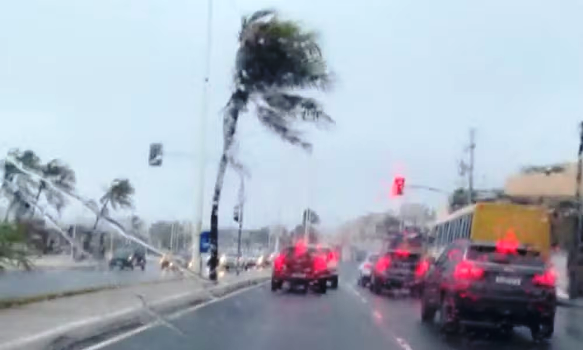 Mar agitado e ventos fortes marcam dia de chuva intensa em Salvador e no extremo sul da Bahia 4 2 37
