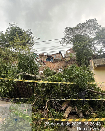 Deslizamento de terra deixa uma pessoa morta em Arraial d’Ajuda, no extremo sul da Bahia 4 2 45