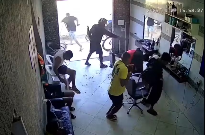 Jovem é assassinado a tiros dentro de barbearia no Extremo Sul da Bahia 1 2 53