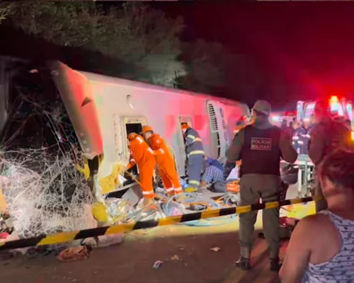 Tragédia em Pernambuco: Ônibus de excursão da Bahia tomba na BR-423 e deixa ao menos 15 mortos 4 3 10