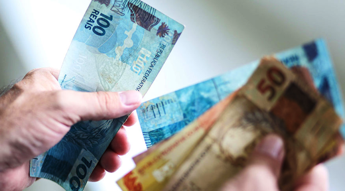 IBGE Informa ; 9,3% dos municípios brasileiros vivem com renda média abaixo de um salário mínimo 4 4 2