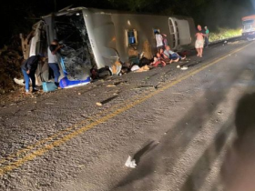Tragédia em Pernambuco: Ônibus de excursão da Bahia tomba na BR-423 e deixa ao menos 15 mortos 15 4 6