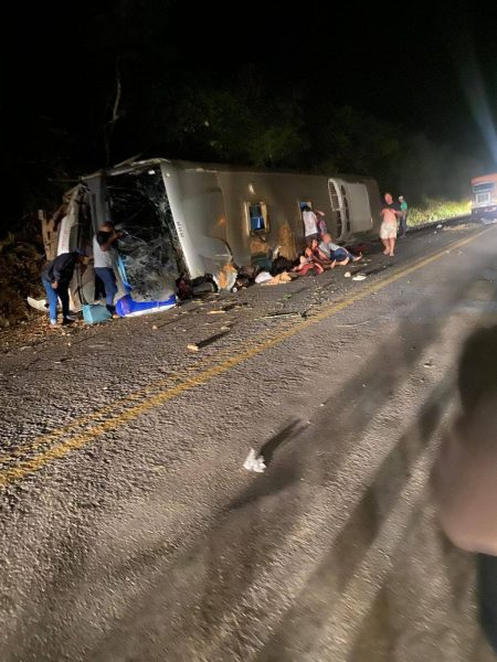 Tragédia em Pernambuco: Ônibus de excursão da Bahia tomba na BR-423 e deixa ao menos 15 mortos 1 4 6