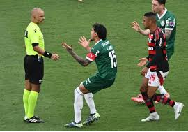 CBF divulga áudio do VAR em pênalti pedido pelo Palmeiras: "Não faz a flexão com impacto" 5 4 7