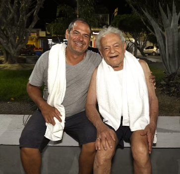 Aos 92 anos, ator Othon Bastos retorna à Bahia e aproveita banho de águas termais ao lado do filho 5 05 1