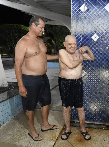 Aos 92 anos, ator Othon Bastos retorna à Bahia e aproveita banho de águas termais ao lado do filho 4 06 2
