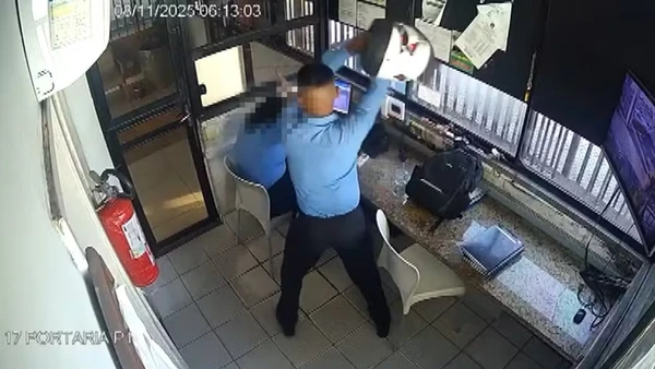 Porteiro é demitido após agressão com capacete contra colega de trabalho. 4 1 35