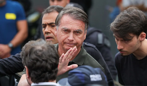 Última cartada: defesa de Bolsonaro age para barrar a prisão. 4 1 49