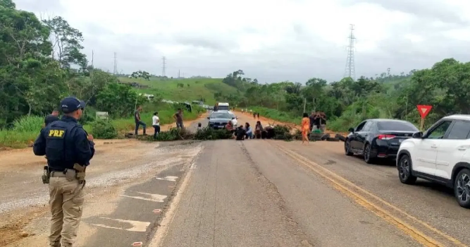 Protesto volta a bloquear desvio da ponte sobre o Rio Jequitinhonha na BR-101 em Santa Maria Eterna 1 1 61