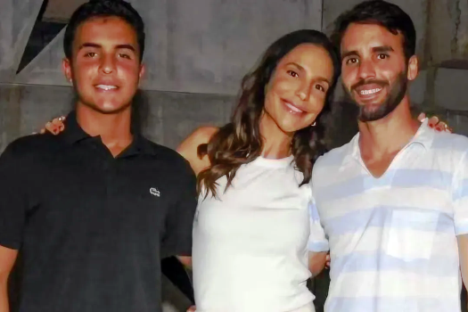 "Ivete Sangalo emociona a web com declaração ao filho após fim de relacionamento" 4 1 95