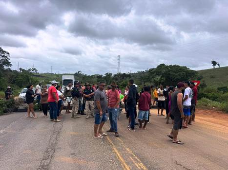 Protesto volta a bloquear desvio da ponte sobre o Rio Jequitinhonha na BR-101 em Santa Maria Eterna 4 Imagem do WhatsApp de 2025 11 20 as 12.54.49 c4593f87
