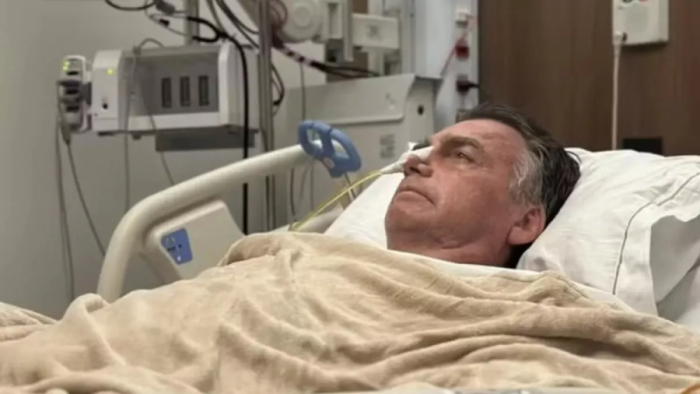 "Pressão altíssima": Carlos Bolsonaro atualiza estado de saúde do ex-presidente após noite difícil 4 1 112