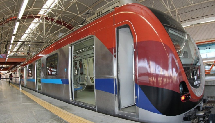 Falha na Linha 1 do Metrô de Salvador gera transtornos e longas filas nas estações. 6 1 16