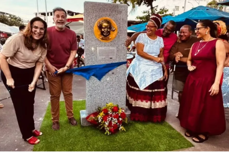 Inaugurado em Itapuã o monumento que imortaliza Cira do Acarajé. 9 1 27