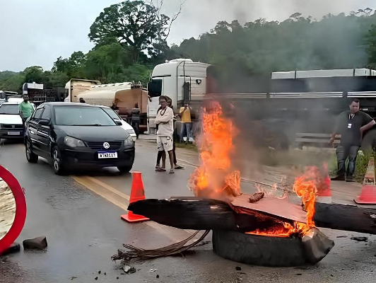 Restrição da Ponte na BR-101 em Itapebi, Causa Bloqueio e Revolta de Caminhoneiros em Desvio por Santa Maria Eterna 1 1 33