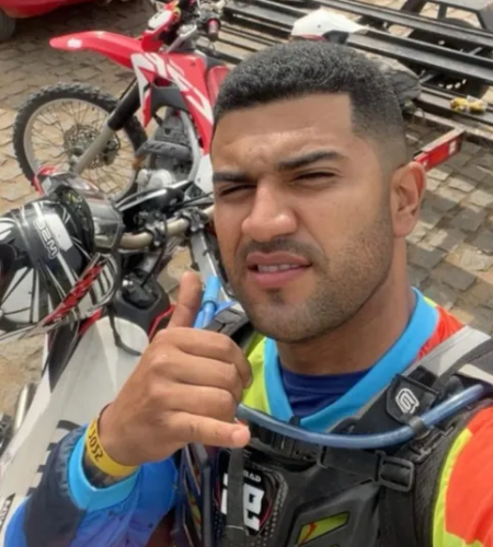 Motocilista morre ao colidir moto em árvore durante trilha na Bahia 27 1 38