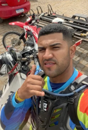 Motocilista morre ao colidir moto em árvore durante trilha na Bahia 4 1 39