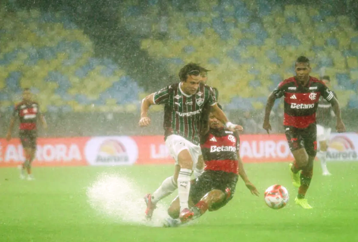 Carioca: Fluminense vence clássico da chuva e afunda ainda mais o Flamengo 27 04