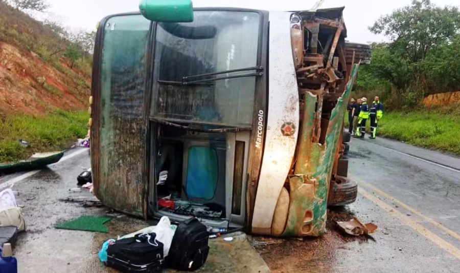 Acidente envolvendo ônibus interestadual deixa um morto e 11 feridos na BR-116 1 1 55