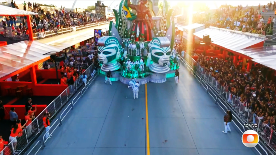 Alegoria trava no meio do desfile e coloca o Camisa na briga para não cair 1 Sem titulo 3