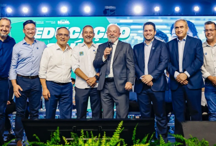 Lula posa com prefeitos do PL e brinca: Valdemar vai bater neles 3 Sem titulo1 2