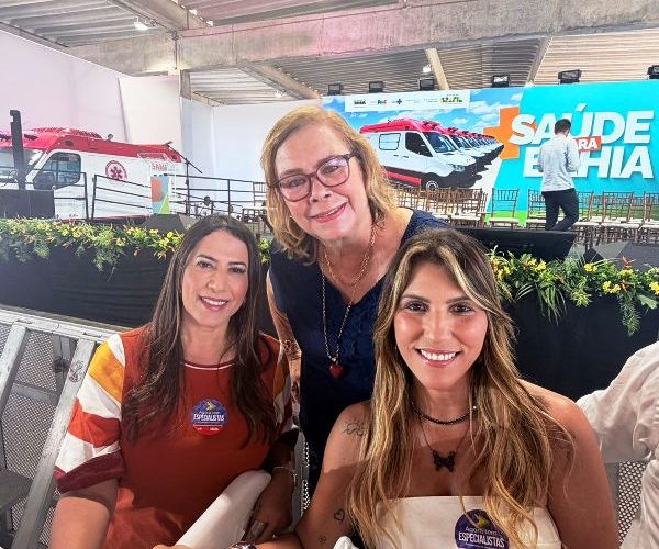 Deputada Cláudia Oliveira recebe ambulância e equipamentos para reforçar a saúde de Eunápolis 3 WhatsApp Image 2026 02 07 at 21.28.11