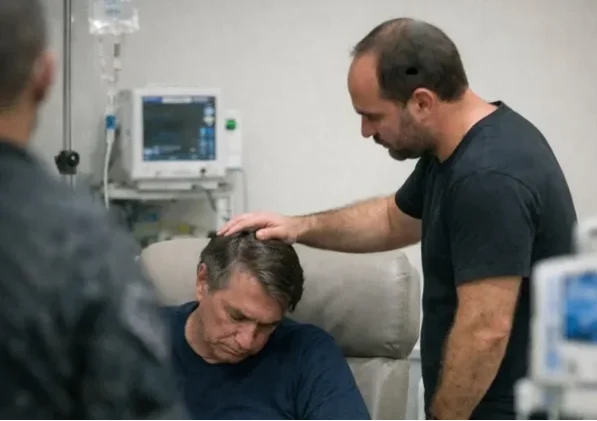 Carlos Bolsonaro desabafa após visita ao pai na UTI: ‘Um dos dias mais difíceis’ 1 01 5