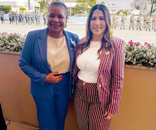 Em solenidade do Dia da Mulher, deputada Cláudia Oliveira é agraciada com Medalha Três Marias 6 8