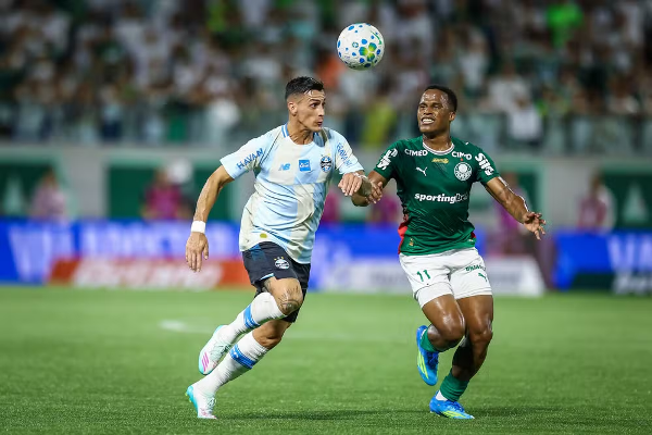 Palmeiras vence o Grêmio em Barueri, brilha Marlon Freitas e Verdão segura a liderança 4 001 1